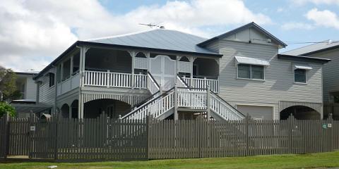 A lift & build-in-under has transformed this traditional Queenslander